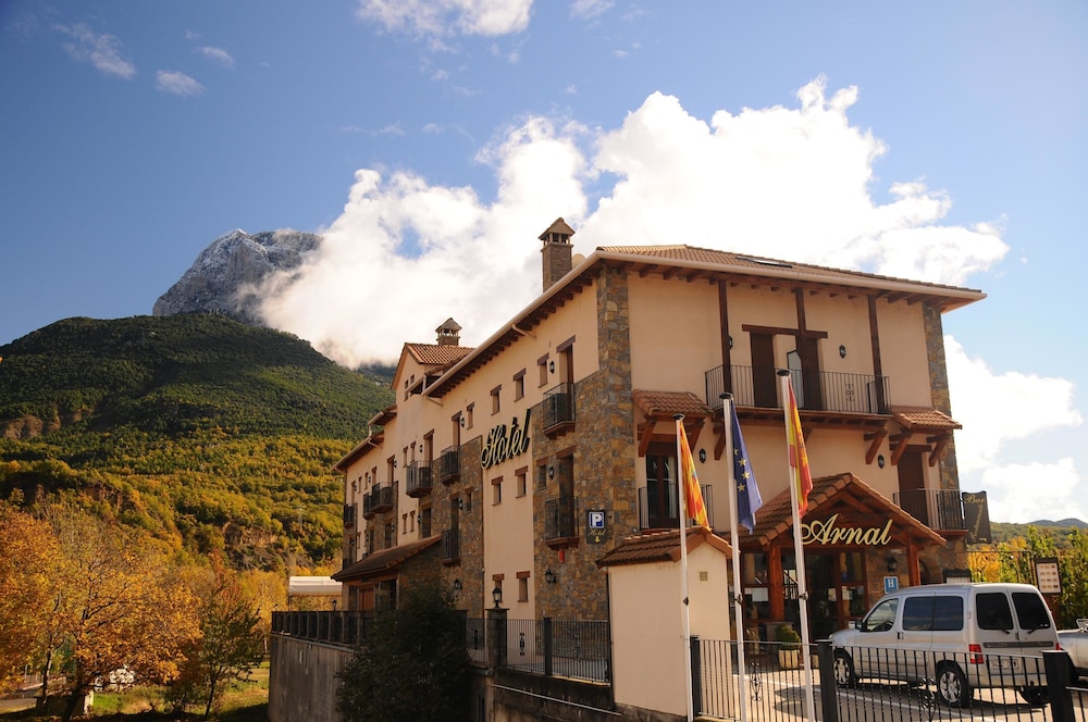Hotel Arnal - carbon neutral hotel in Puertolas