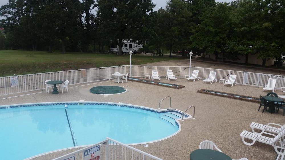 Econo Lodge Branson Theater District - photo 32