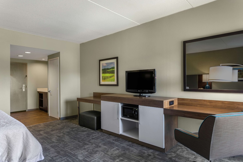 Hampton Inn Bedford - photo 12