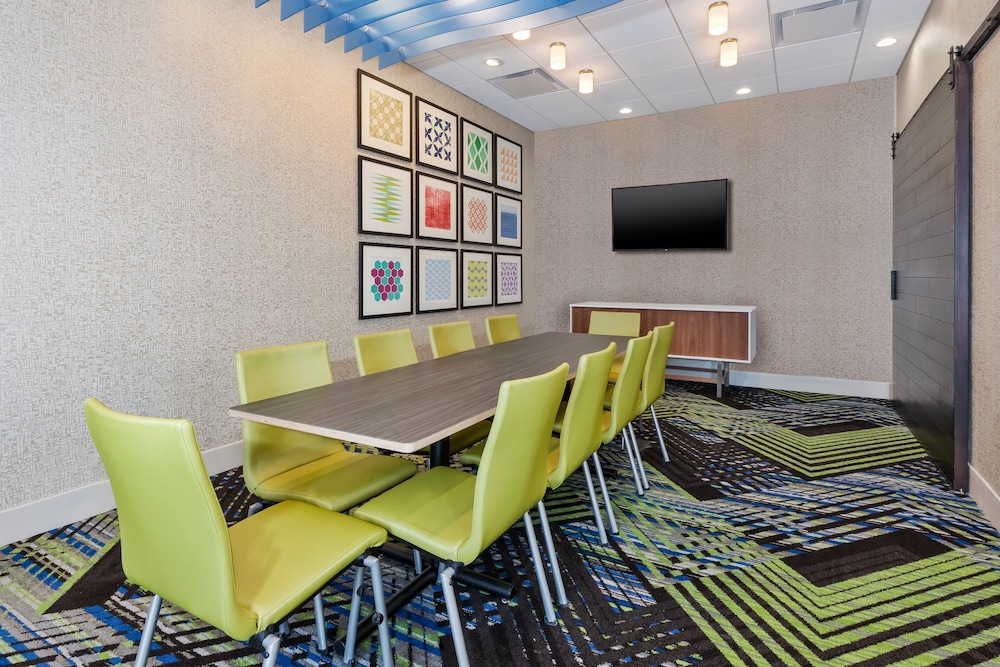 Holiday Inn Express & Suites Grand Rapids Airport South by IHG - photo 30