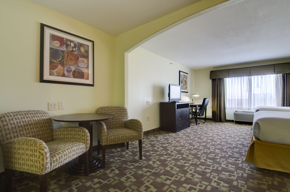 Holiday Inn Express Hotel & Stes Kansas City Sports Complex by IHG - photo 10
