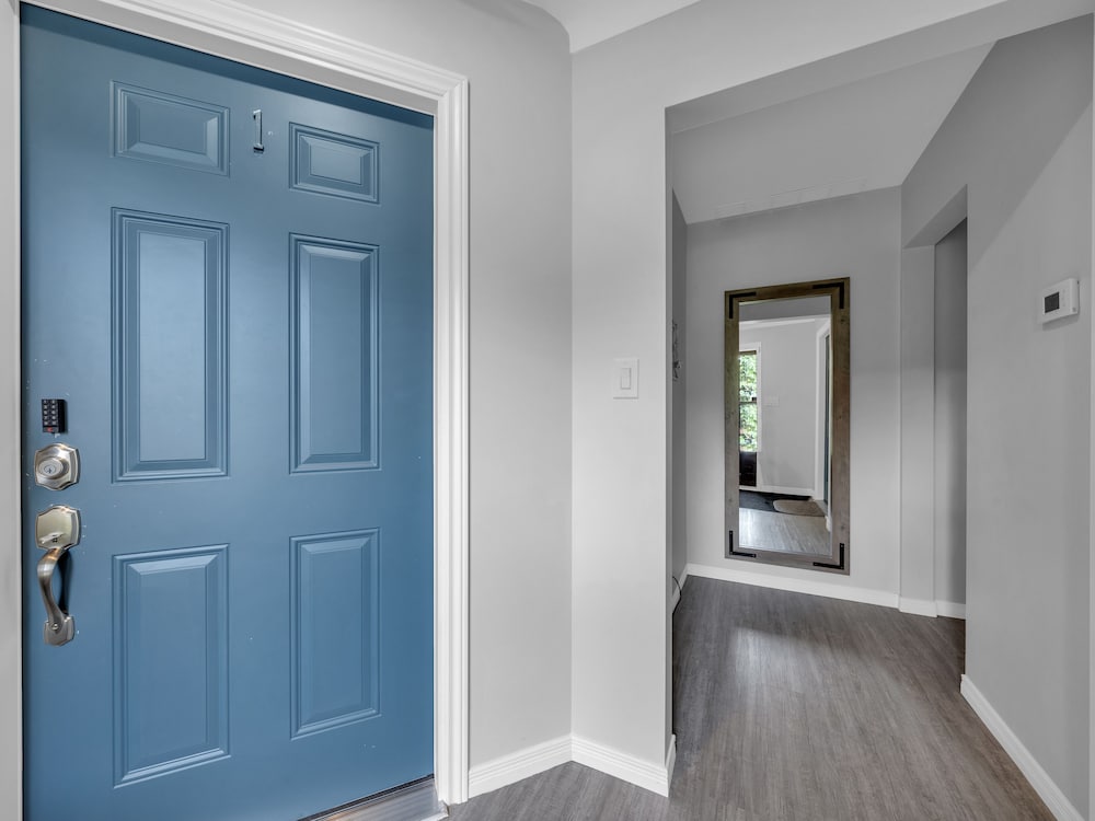Coastal Suite #1 Cozy Suite #2 Seacliff Beach Suites — 4-Star Luxury Hotel in Windsor, Canada