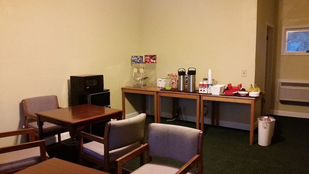 Rapids Inn and Suites - photo 43