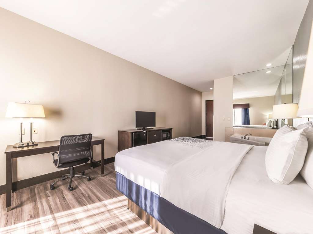 La Quinta Inn & Suites by Wyndham Tulsa Catoosa Route 66 - photo 26