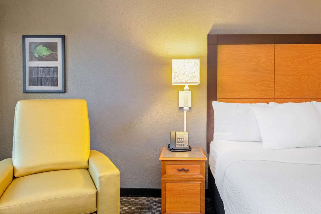 La Quinta Inn & Suites by Wyndham New Orleans Airport - photo 23