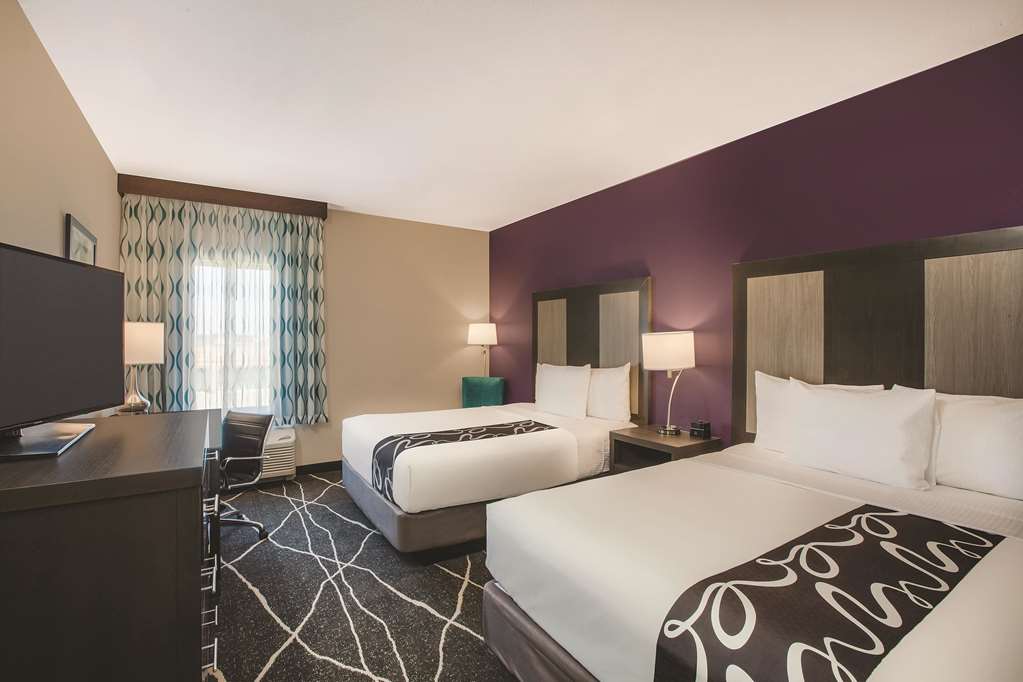 La Quinta Inn & Suites by Wyndham Dallas Northeast Arboretum - photo 8