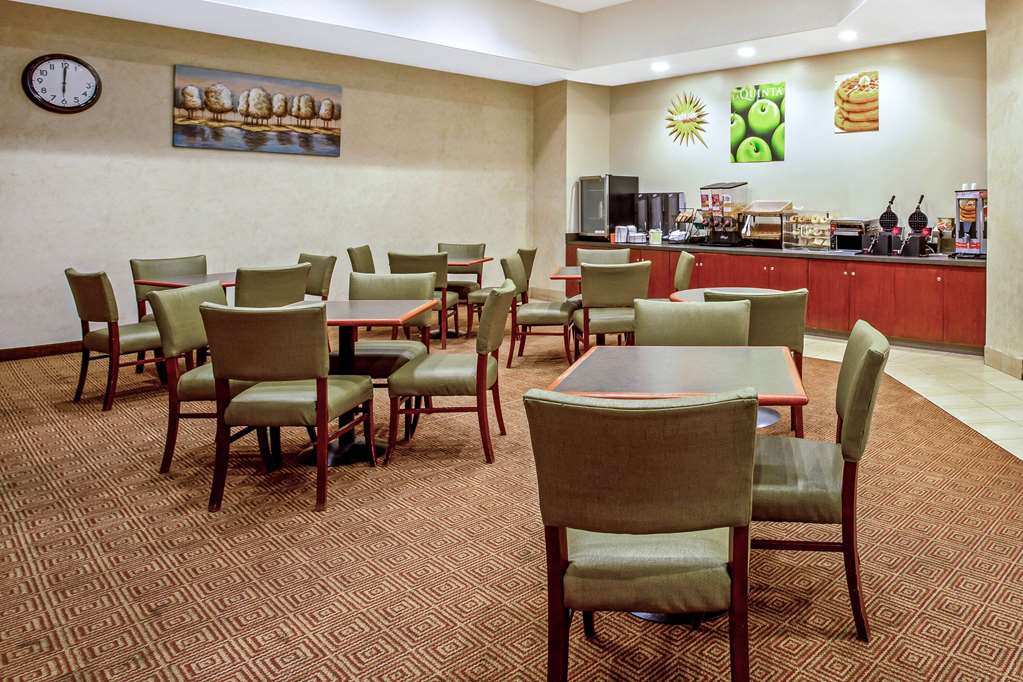 La Quinta Inn & Suites by Wyndham Stamford New York City - photo 47