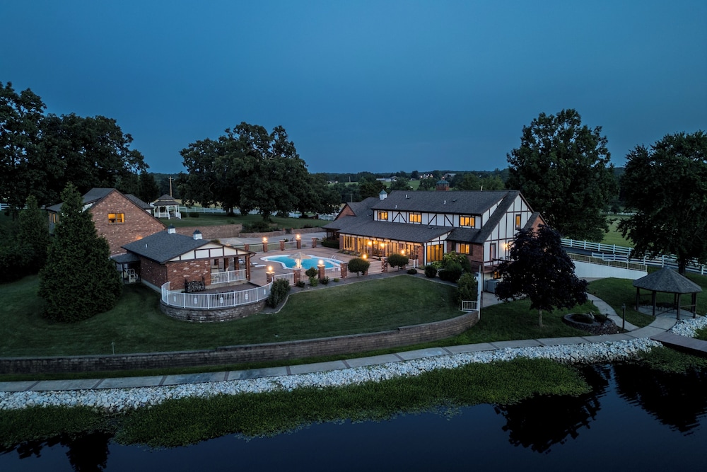 Pool Lake & Patio: Sweeping De Soto Estate — hotel in De Soto