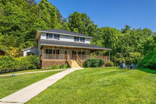 Alarka Creek Farmhouse — 4-Star Luxury Hotel in Bryson City, United States