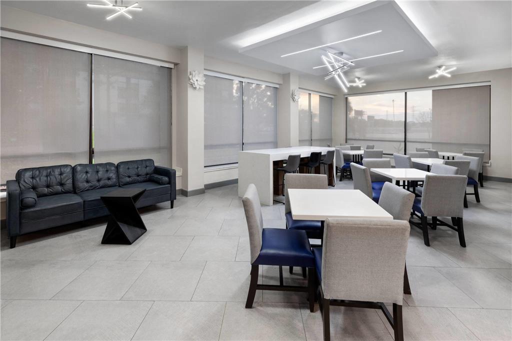La Quinta Inn & Suites by Wyndham Houston Stafford Sugarland - photo 5