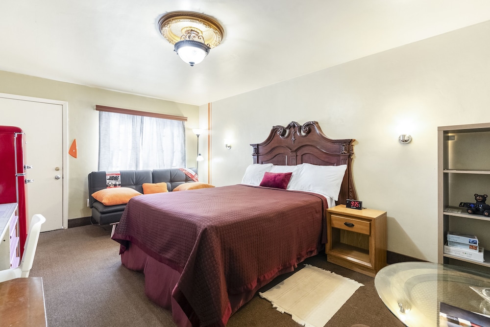 The New Star Motel with Studio Kitchens: 1950s Extended Stay Lodging and Retreat Center - photo 28
