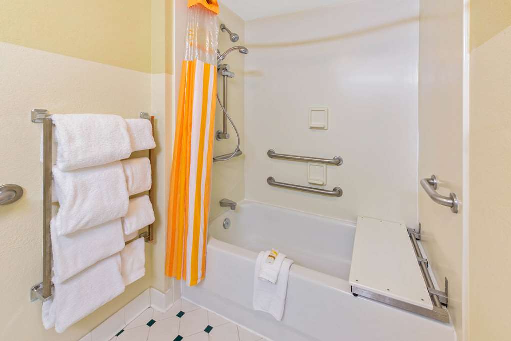 La Quinta Inn & Suites by Wyndham USF - photo 20