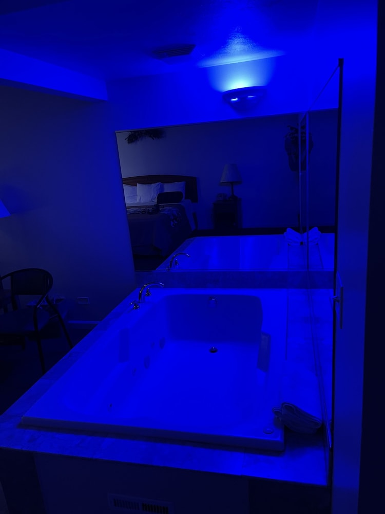 Vibe Inn Whirlpool Suites - photo 14