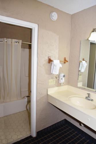 Bonifay Inn - photo 8