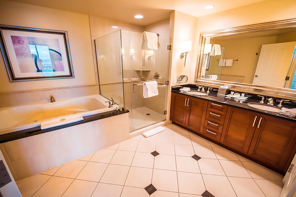 888 One Bedroom Balcony Suite at Signature Condo Hotel - photo 32