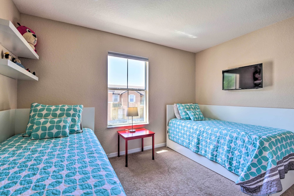 Cozy Resort Townhome w Gas Grill 3 Mi to Disney - photo 5