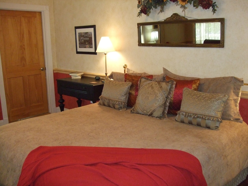The Iron Gate Inn - photo 11