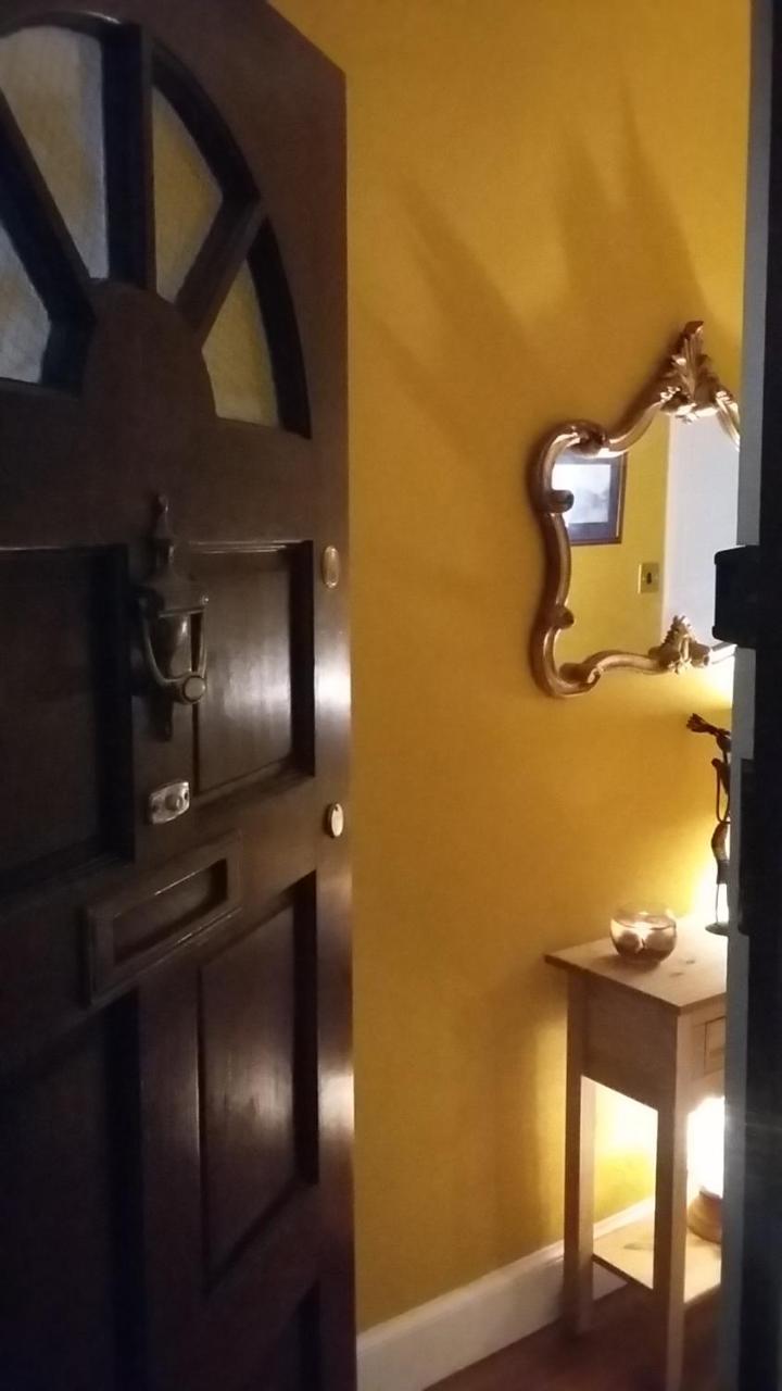 Edinburgh Two Bedroom Apartment with Free Side Street Parking 24 Hours — 4-Star Luxury Hotel in Edinburgh, United Kingdom