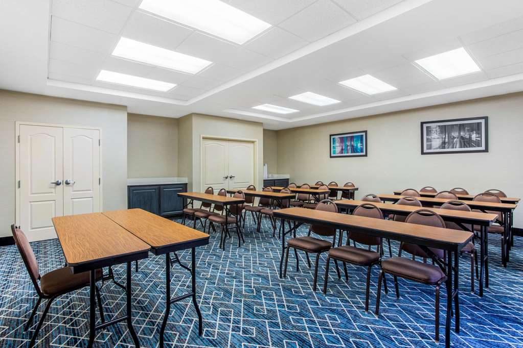 La Quinta Inn & Suites by Wyndham Fultondale Birmingham N - photo 25