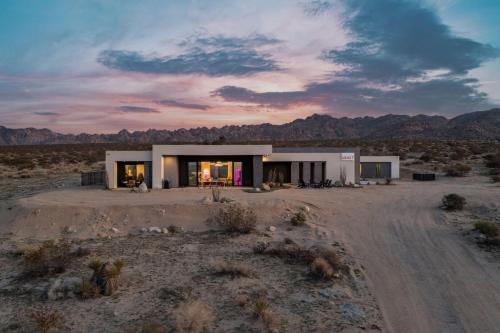 The Maya by Fieldtrip Modern Desert Estate With Resort Style Pool in Twentynine Palms, United States