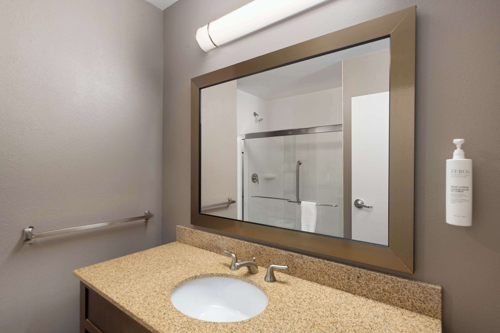 Hampton Inn & Suites Harrisburg North - photo 29