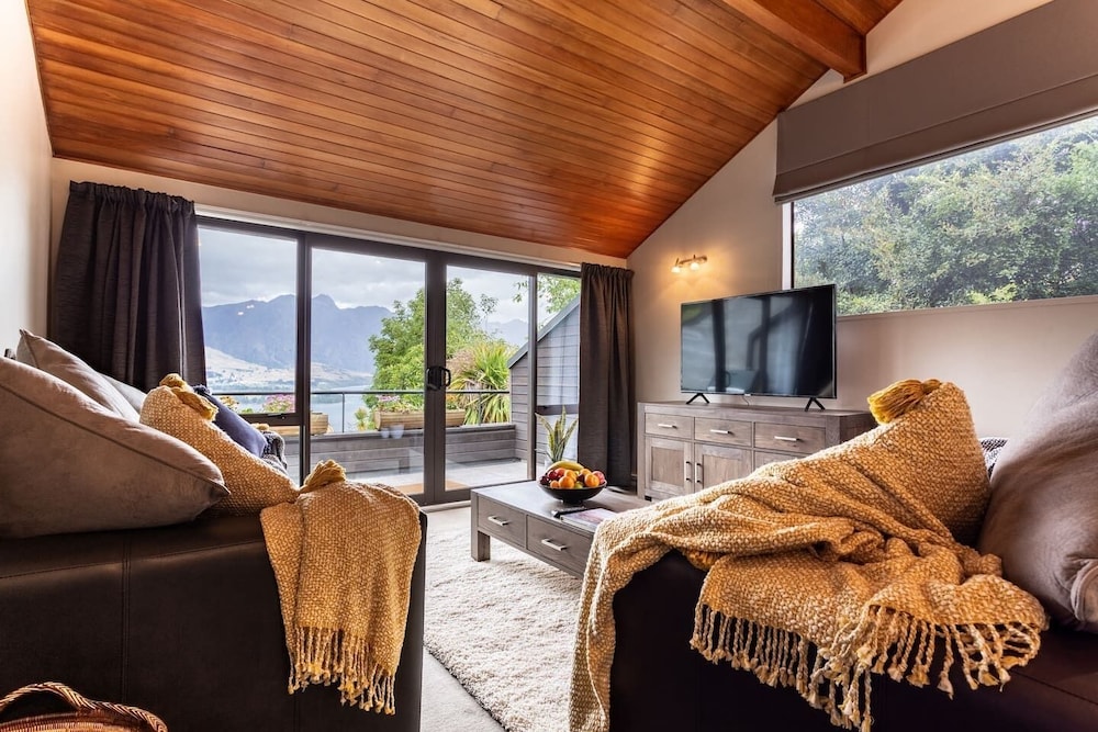 Spacious Alpine Lake View Townhouse Walk TO Town — 4-Star Luxury Hotel in Queenstown, New Zealand