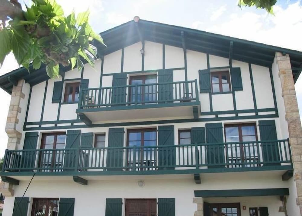 Hôtel Mendionde — hotel in Saint-Pee-Sur-Nivelle