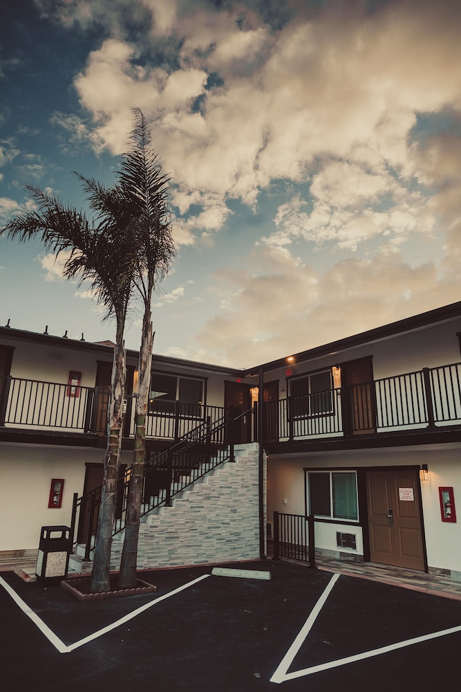 Blufftop Inn & Suites - photo 117