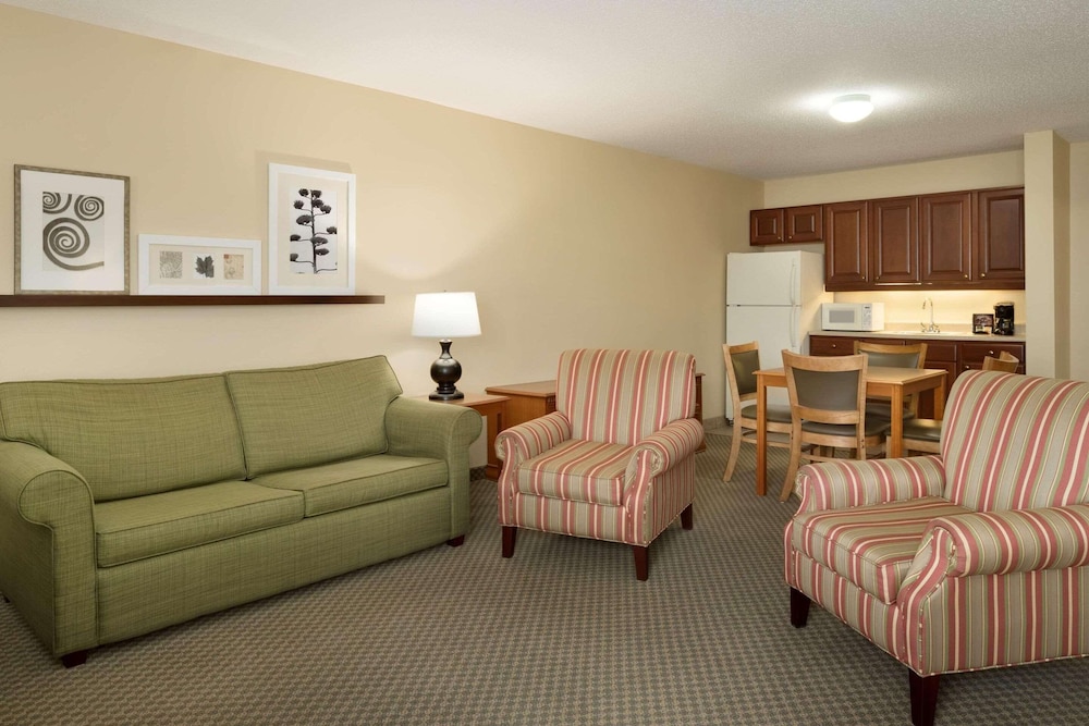Country Inn & Suites by Radisson Grinnell IA - photo 8