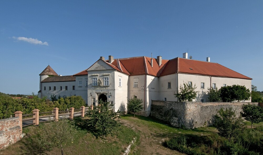 Schlosshotel Mailberg — 4-Star Luxury Hotel in Mailberg, Austria