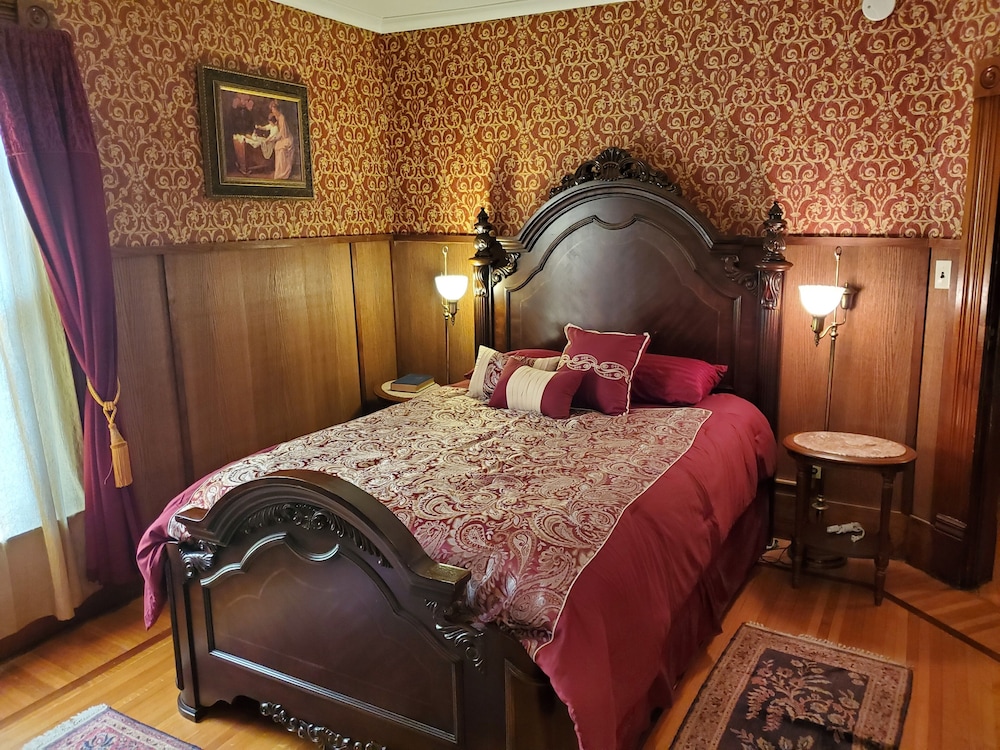Historic Victorian Inn - photo 23