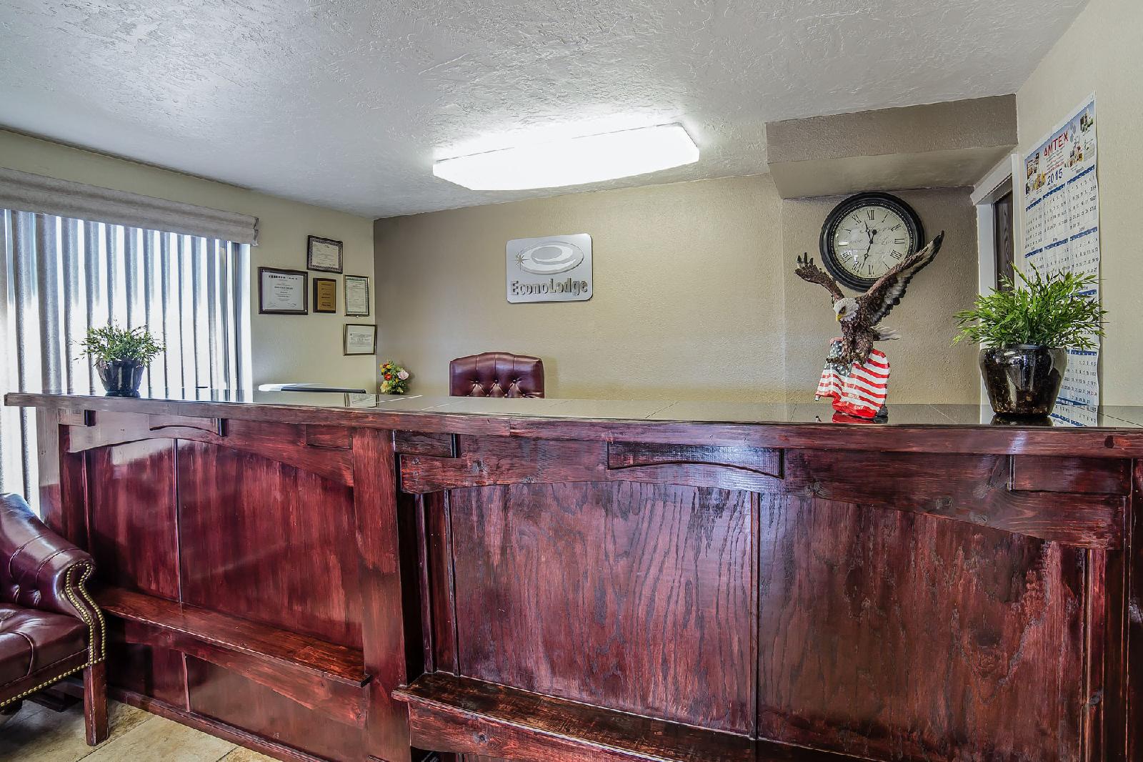 Econo Lodge Downtown - photo 16