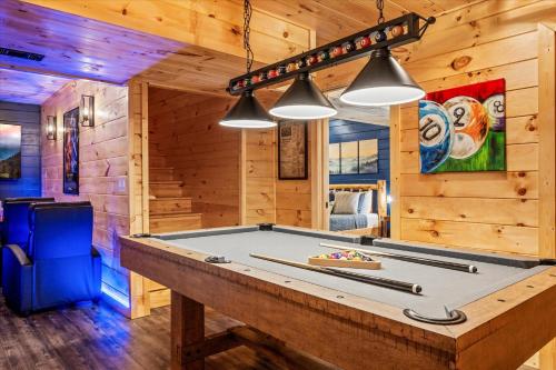 4 BD Luxury Cabin Pool Table Arcade Hot Tub Fire Pit Coffee Bar S'mores Bars — 4-Star Luxury Hotel in Sevierville, United States