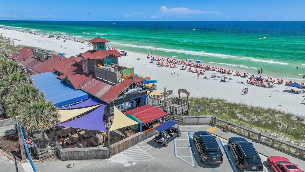 Washed Ashore - carbon neutral hotel in Destin