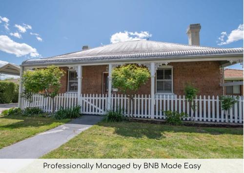 Secret Cottage Charming & Lovingly Restored Firepit — 4-Star Luxury Hotel in Orange, Australia