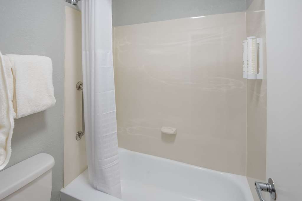 Clarion Pointe Indianapolis Northeast - photo 30