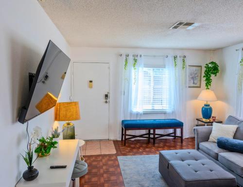 Stylish 3 Bedroom Las Vegas Getaway with Amenities