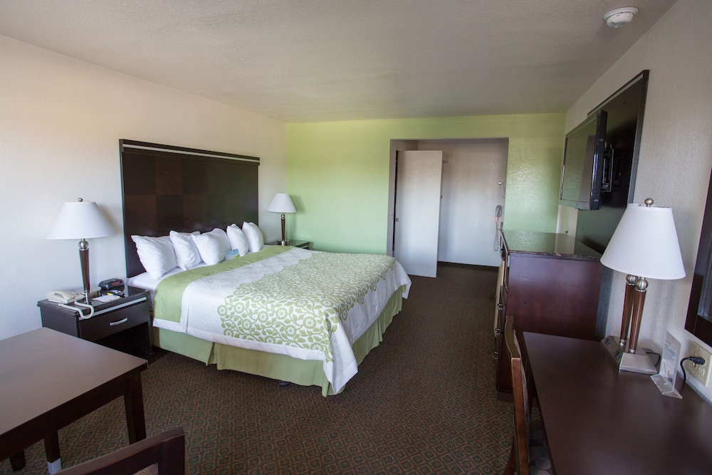 Days Inn by Wyndham Oceanside - photo 6