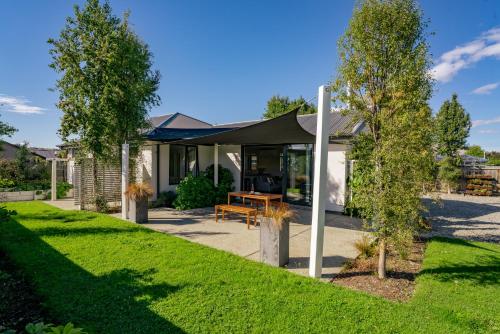Relax on Snowberry Wanaka Holiday Home — 4-Star Luxury Hotel in Wanaka, New Zealand