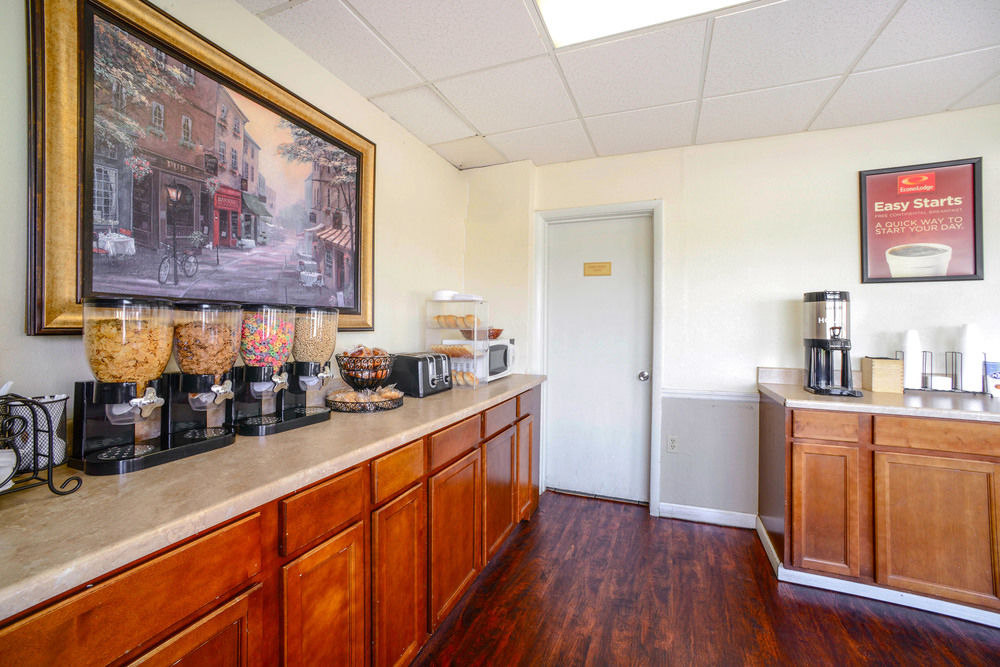 Econo Lodge Inn & Suites