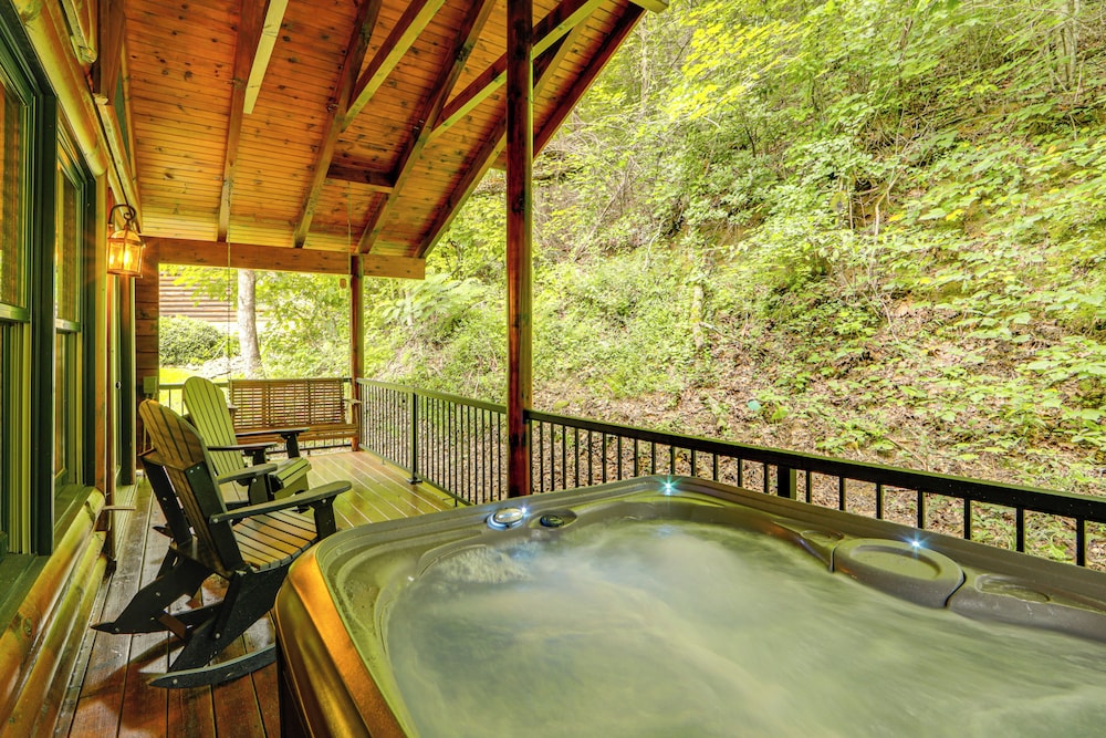 1 Mi to Dtwn Gatlinburg: Hot Tub Haven in Smokies in Gatlinburg, United States