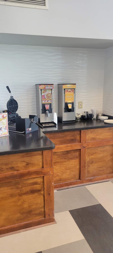 The Royal Inn & Suites - photo 15