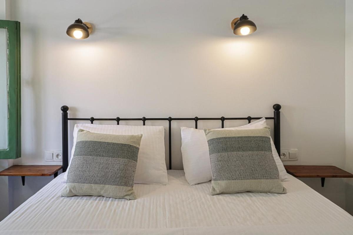 Unique 3 Studio Combo for 6 Guests By Wehost
