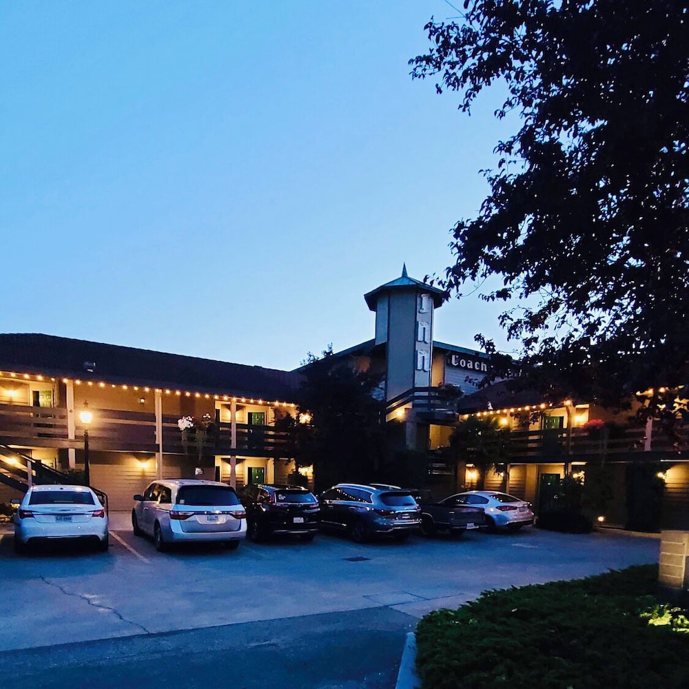 Coachman Inn & Suites - carbon neutral hotel in Oak Harbor
