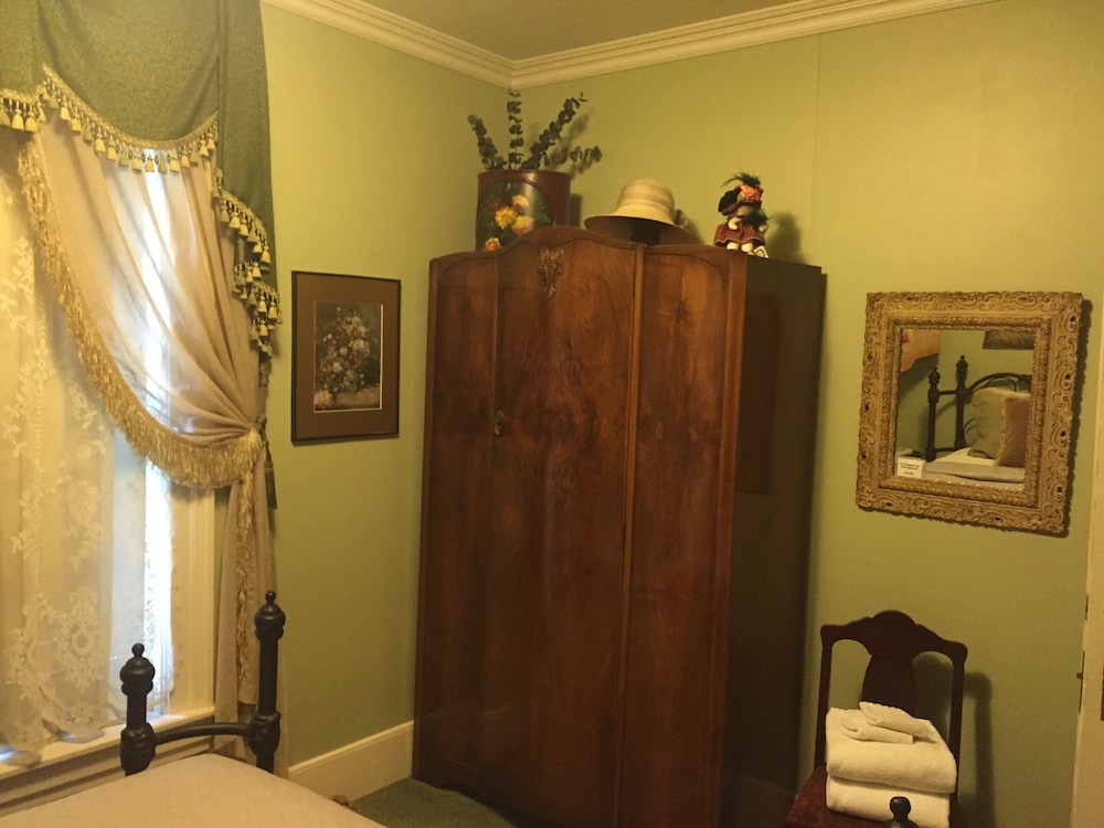 Weaverville Whitmore Inn - photo 10