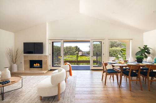 La Jolla Hillside Views and Coastal Comfort in San Diego, United States