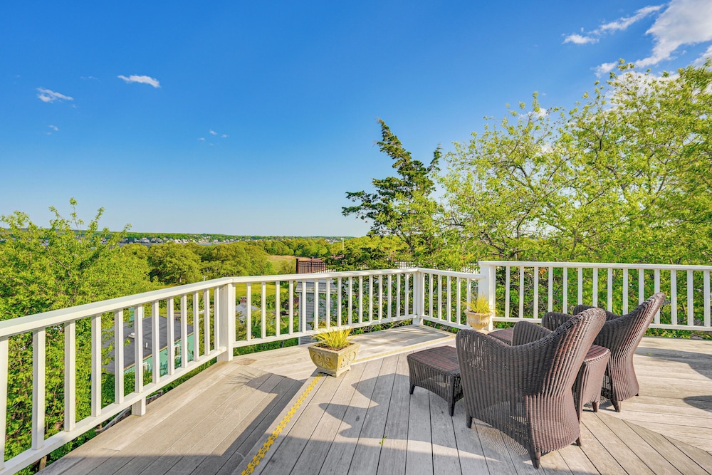 Elegant Gloucester Beach Getaway With Ocean Views — Gloucester