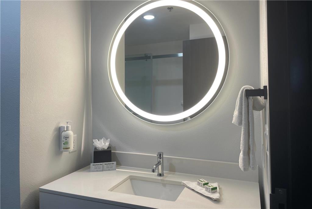 La Quinta Inn & Suites by Wyndham Olive Branch - photo 11