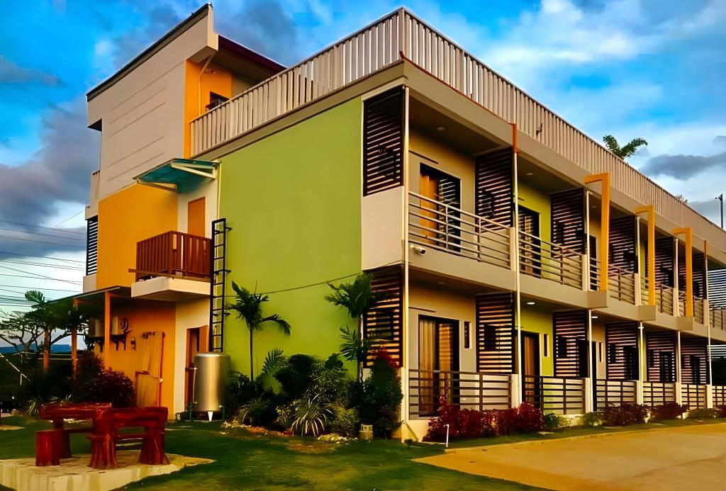 Jeanines Travellers Inn by RedDoorz in Morong, Philippines
