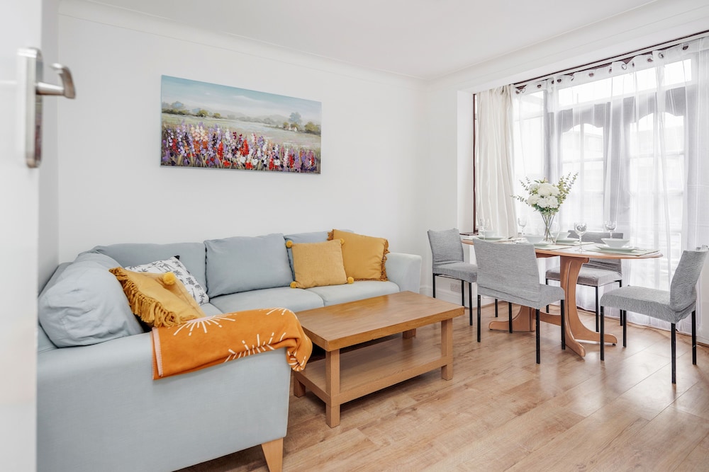 Lovely 4 Bedrooms House Near Romford Station With Parking 17433458 — Romford